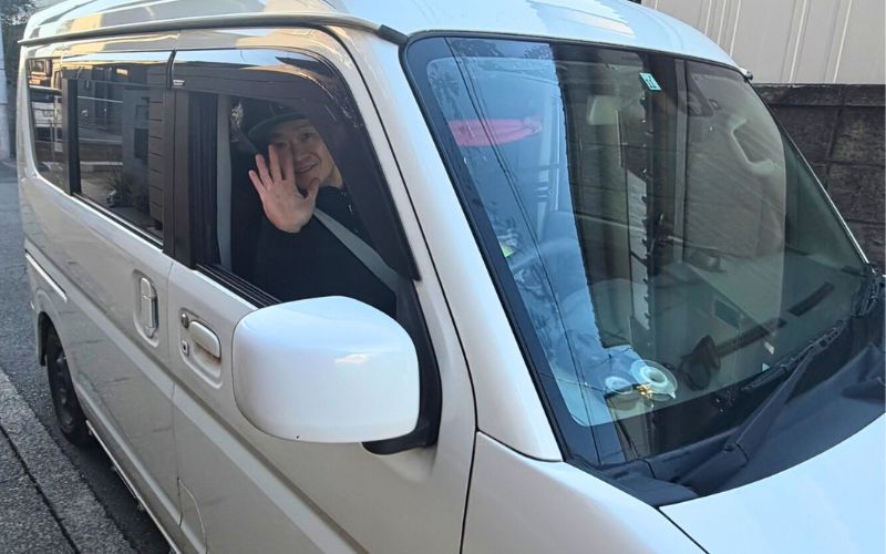 代表が作業車で現場に向かう